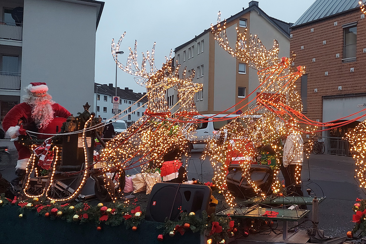 Festlich beleuchtete Teilnehmer der Weihnachtsparade