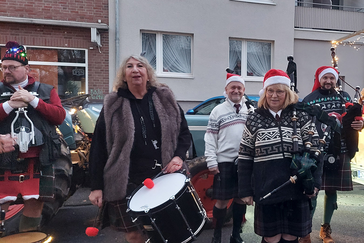 Weihnachtliche Gruppe bei der Parade 2025