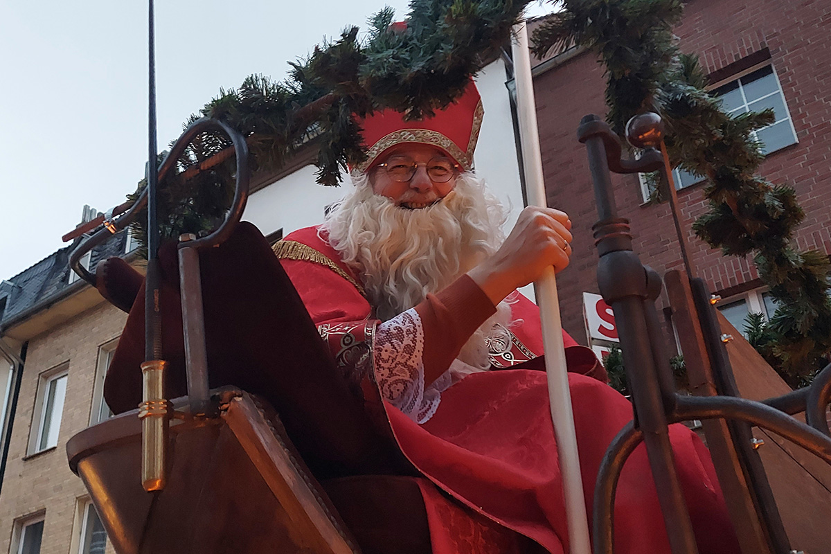 Teilnehmende der zweiten Jülicher Weihnachtsparade